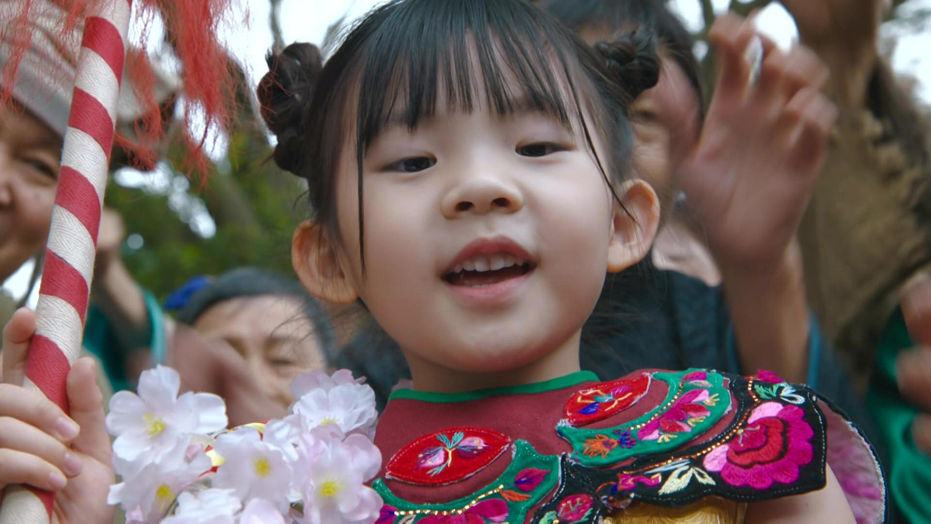 飾演「賣花妹」的小演員吳熙兒,因為一句「收嗲啦你」對白十分搶fo。