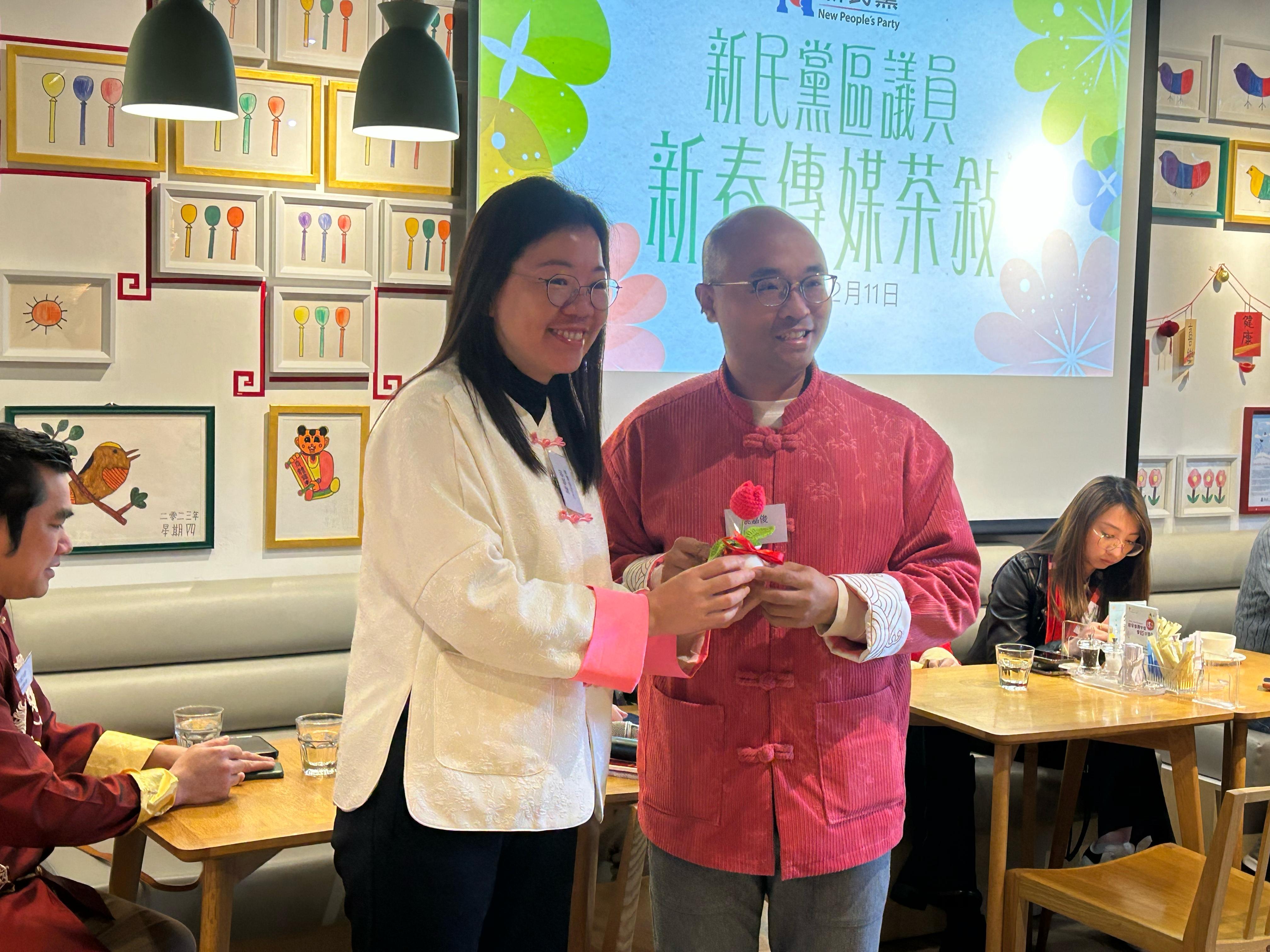 沙田區議員姚嘉俊(右)及陳敏娟(陳芷晴攝)