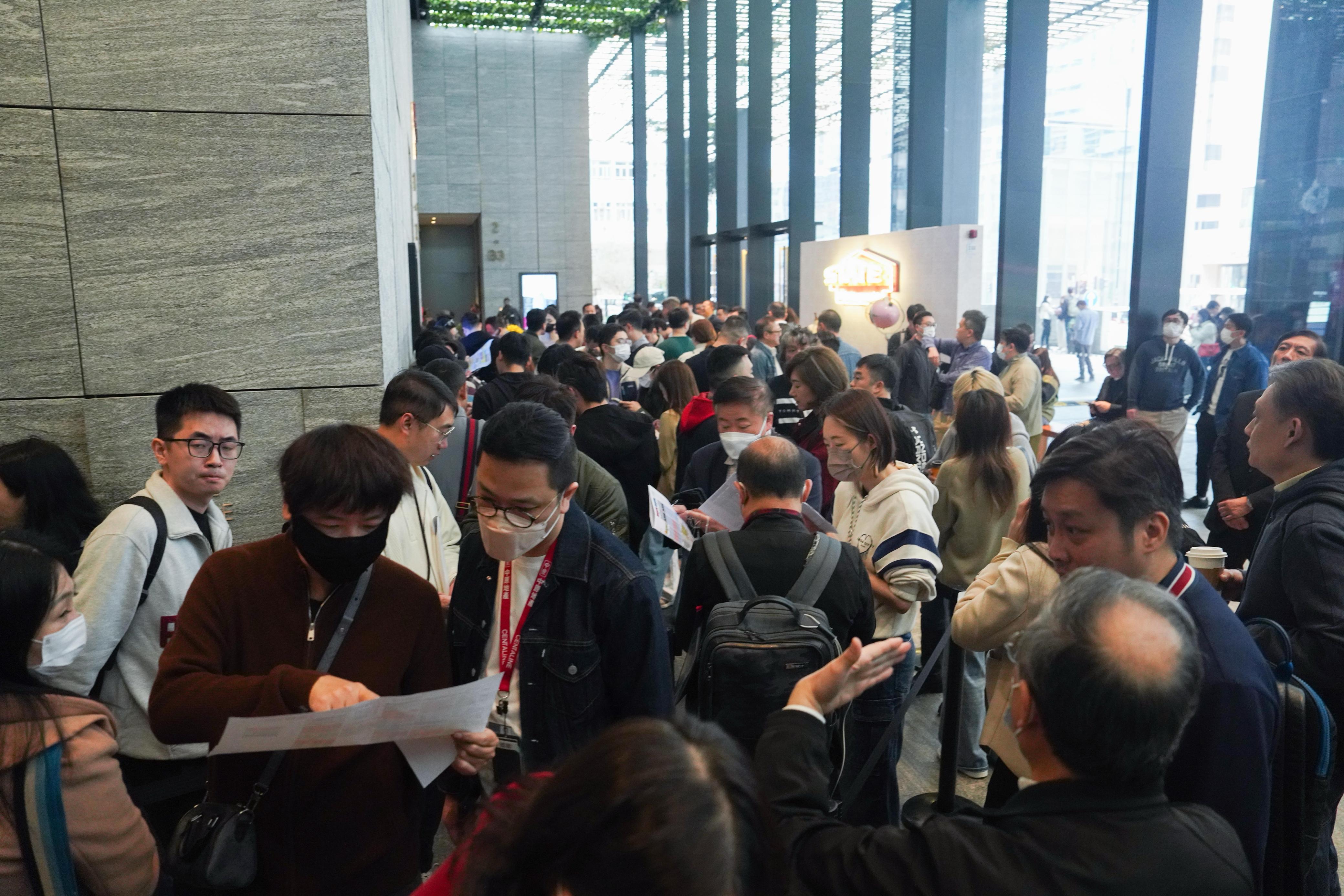 「皇都」今日(15日)首輪發售168伙,早上大批準買家按組別到場排隊等候報到,人潮擠滿位於鰂魚涌售樓處樓下大堂。