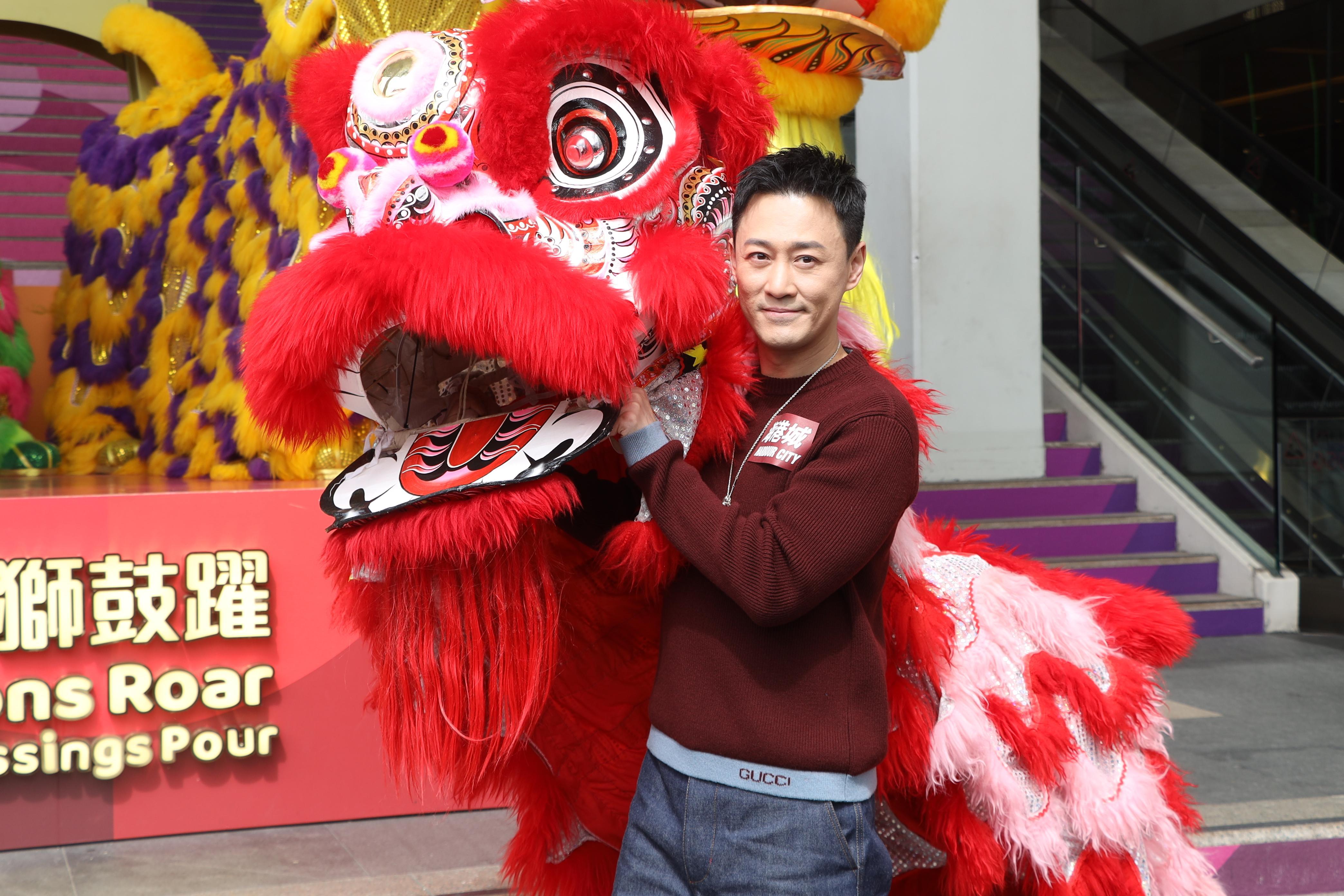 舞起獅頭的林峯,威風凜凜。