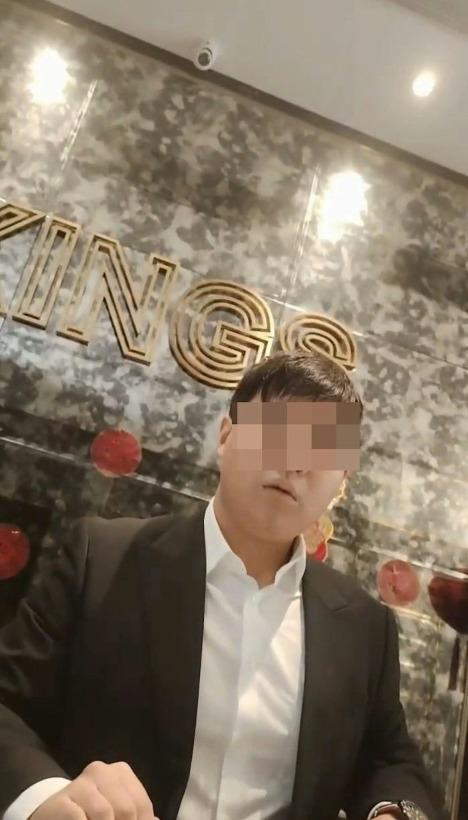 內地女坐酒店梳化充電不滿職員「驅趕」,大罵職員「既然進來就是你的客人」(影片截圖)