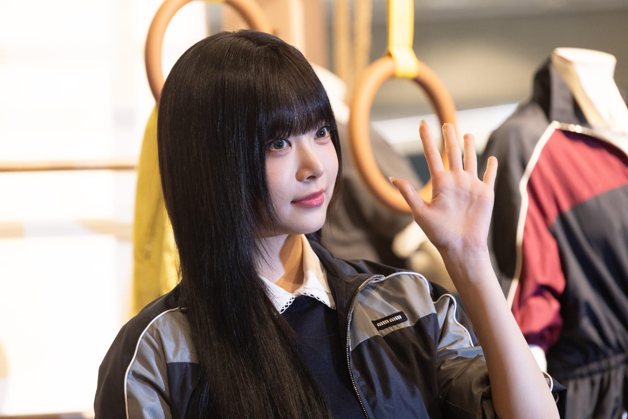 洪恩採不停揮手,與前來撐場的fans打招呼。