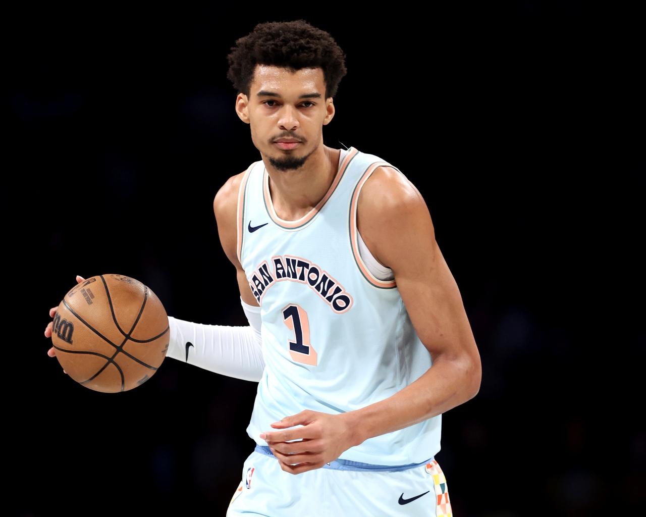 雲班耶馬(Victor Wembanyama)這件淺藍色球衣,被球迷以57萬港銀轉售賣。