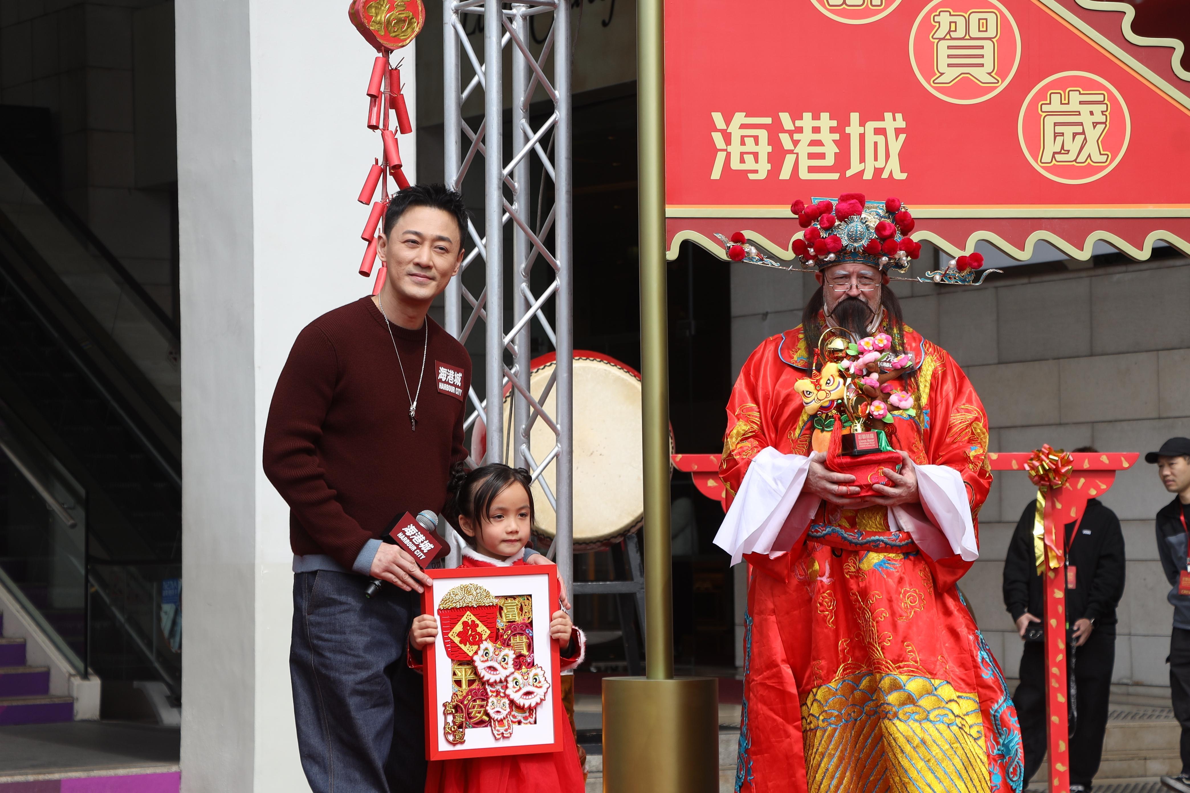 大會安排一位小妹妹,向林峯贈送紀念品。