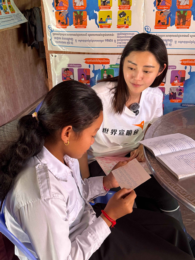 衛詩雅與助養女兒Chankoa見面,檢查她的功課,並親手送上高棉語書寫的心意卡