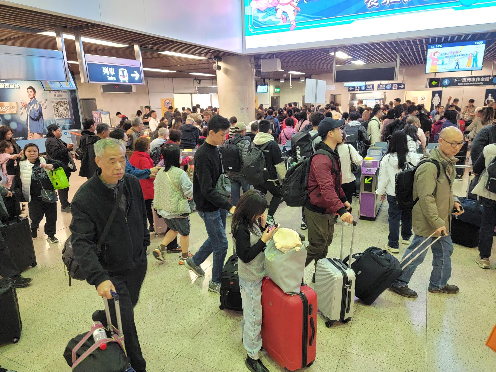 春節假期最後一日迎返港人潮。(鍾式明攝)