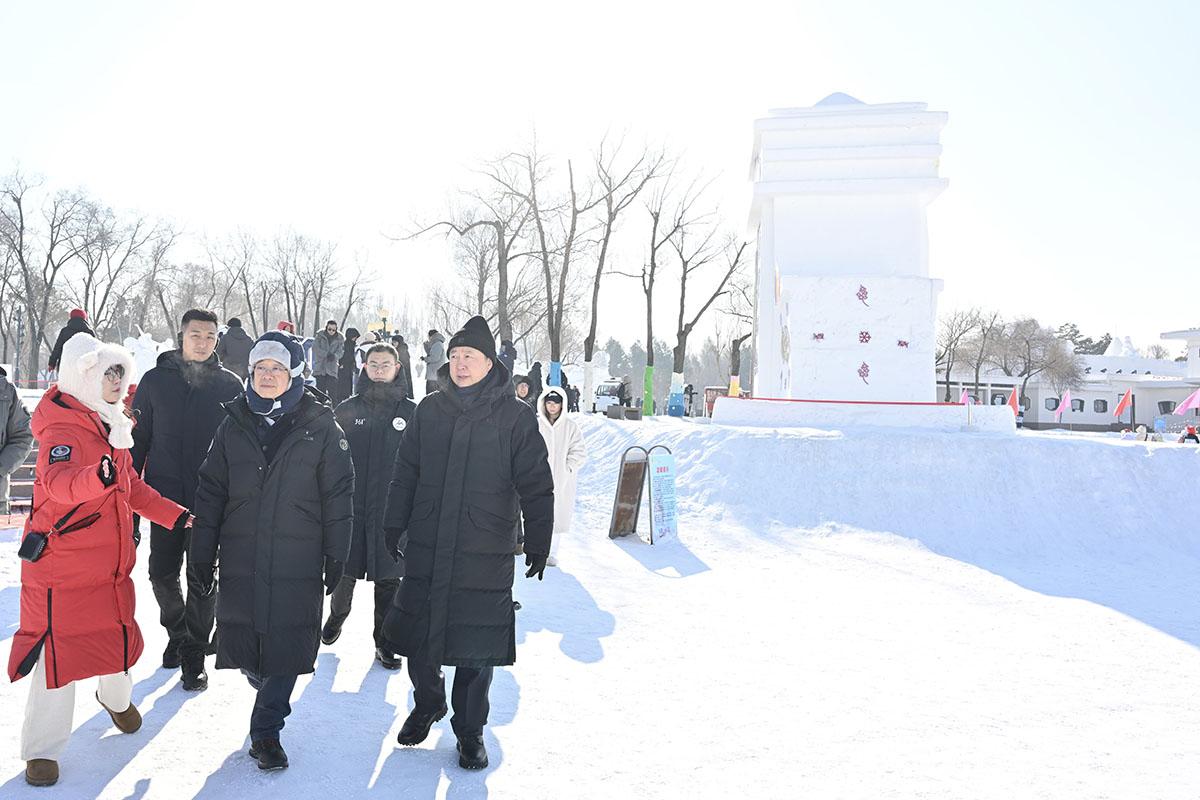 李家超(前排左二)參觀太陽島雪博會。(政府新聞處)