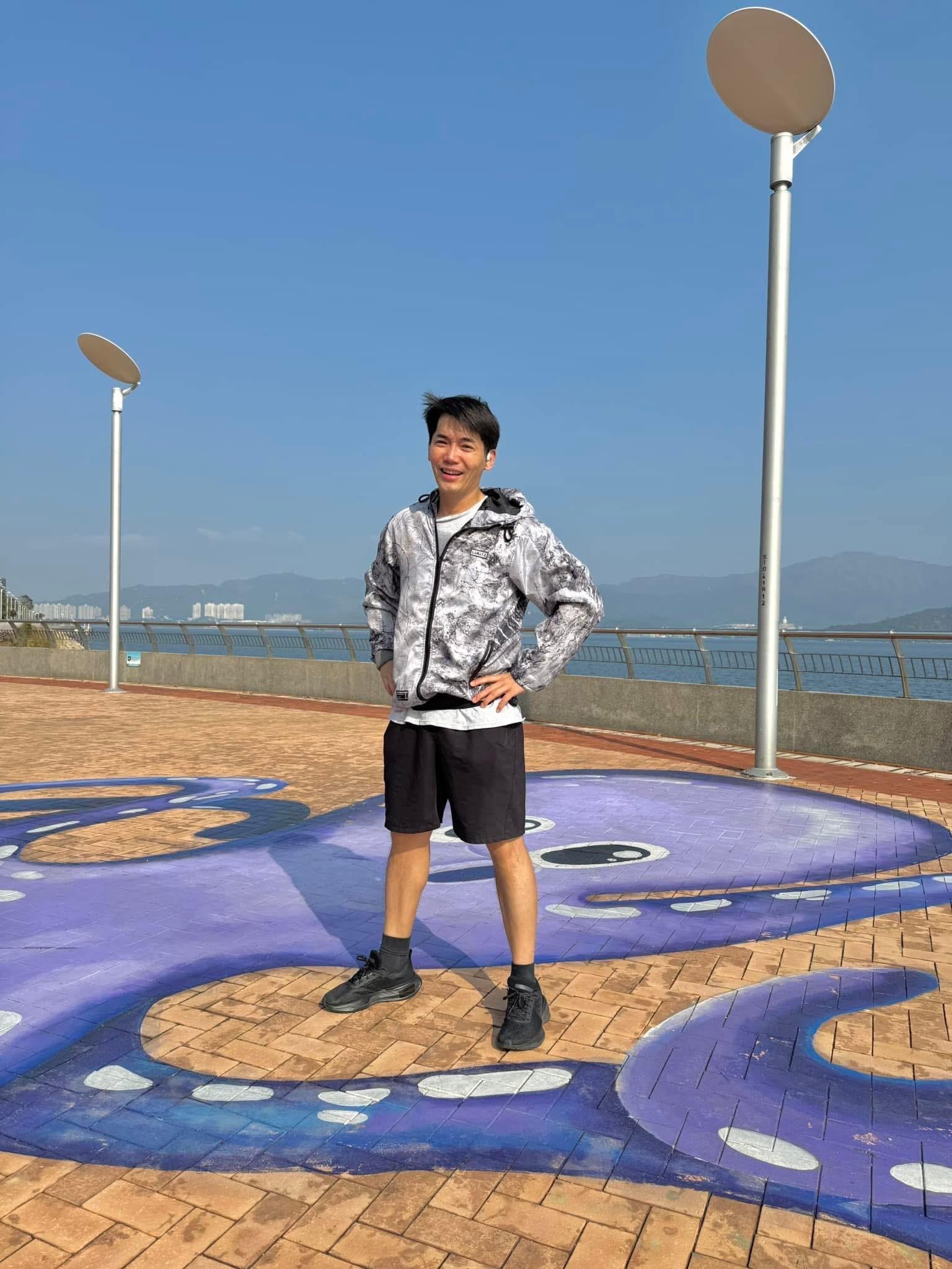 黃建東負傷上陣渣馬 。