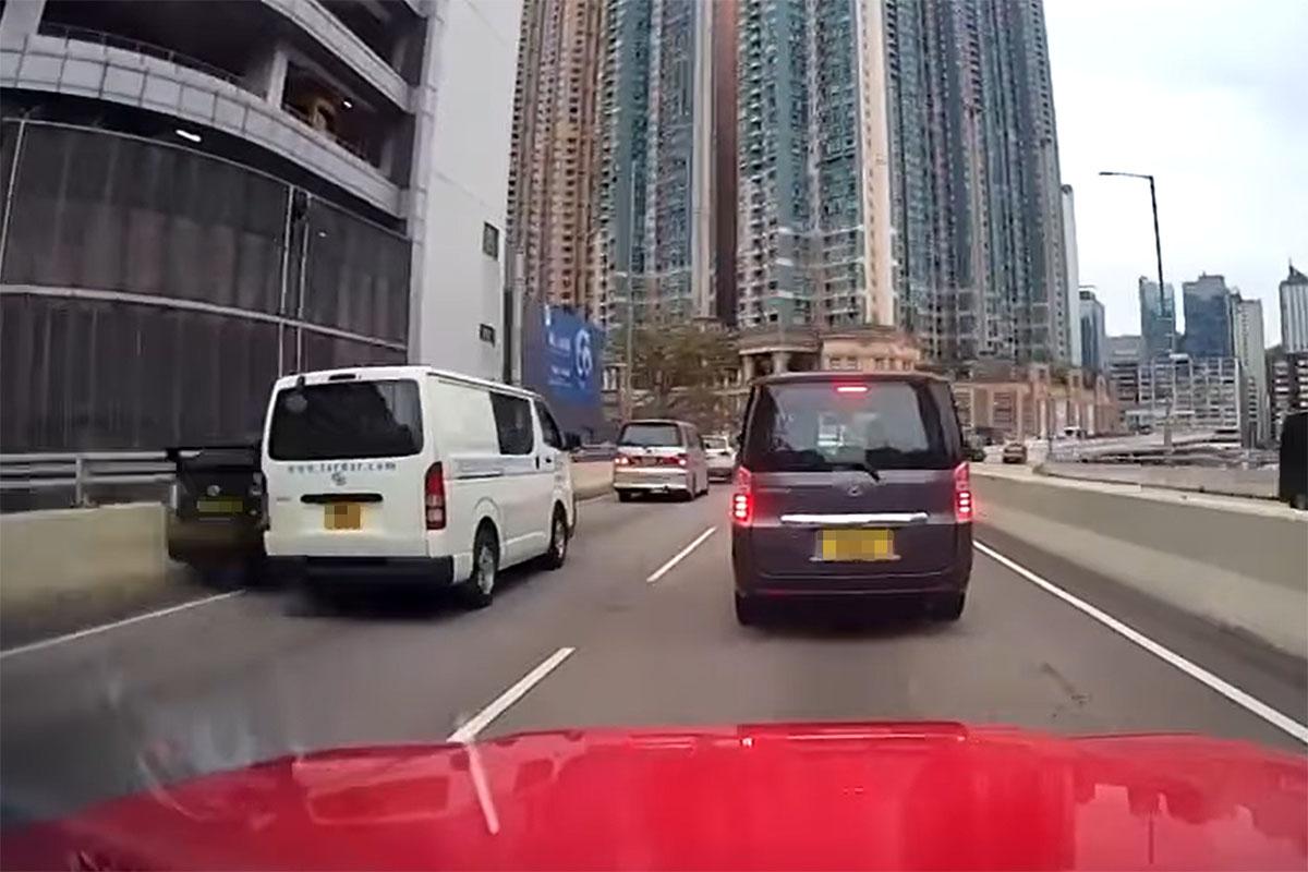 網上流傳車Cam片顯示,一輛私家車從左方路肩高速飛馳,繼而引發意外。(網上影片截圖)