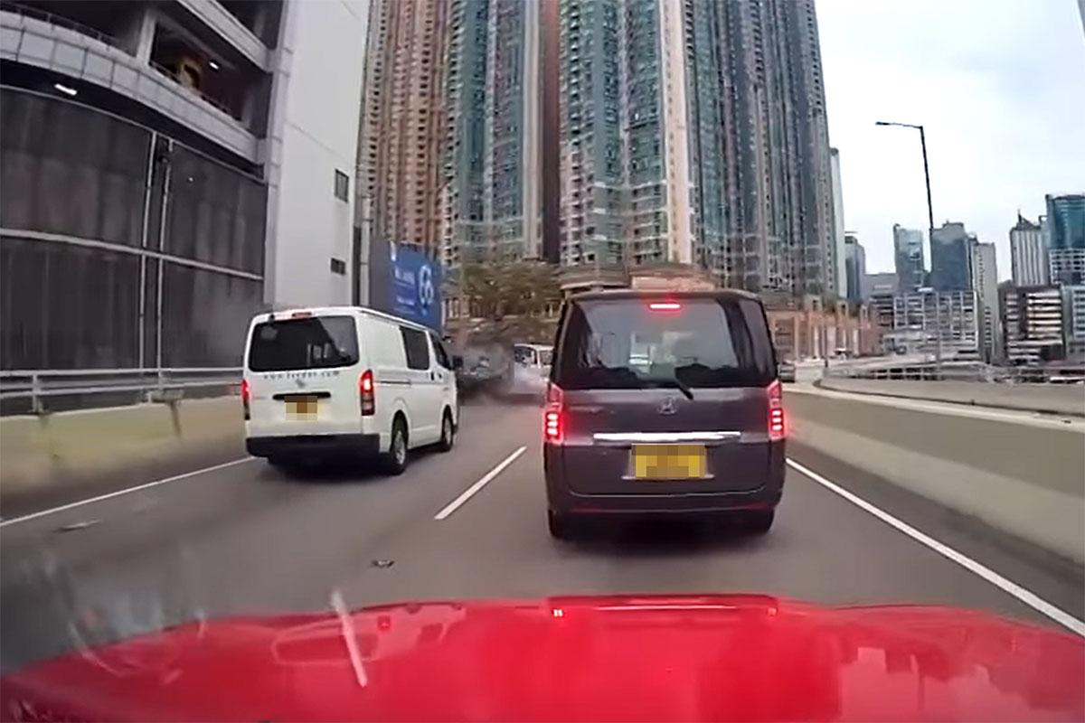 網上流傳車Cam片顯示,一輛私家車從左方路肩高速飛馳,繼而引發意外。(網上影片截圖)