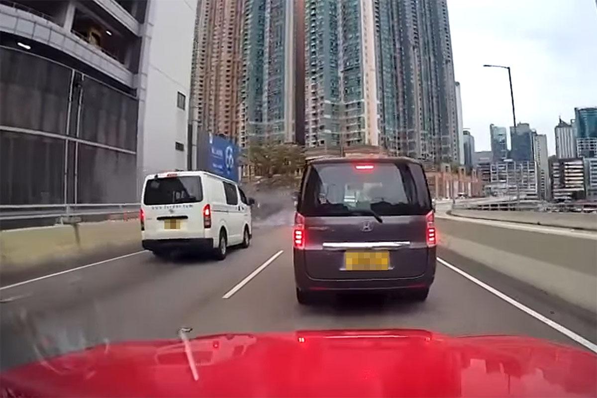 網上流傳車Cam片顯示,一輛私家車從左方路肩高速飛馳,繼而引發意外。(網上影片截圖)