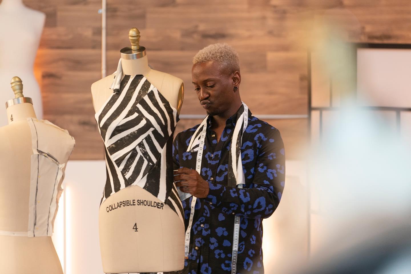 美國時裝設計師路易斯(Sha'Vi Lewis)在天橋驕子 (Project Runway)第18季亮相,第6集被淘汰。