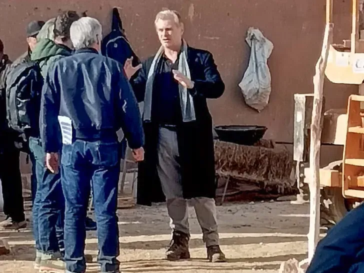 路蘭在片場做指揮兼監督。