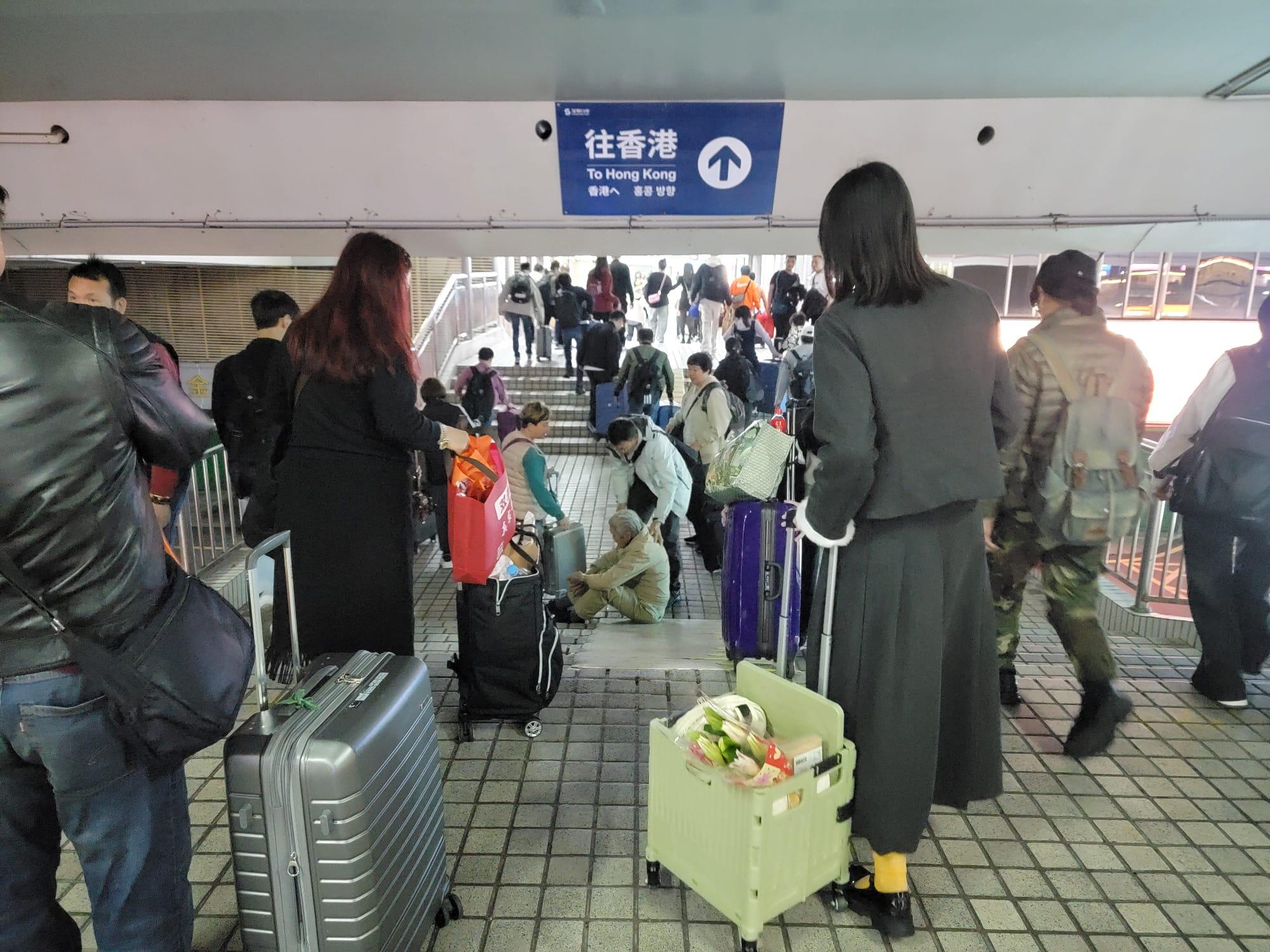 春節假期最後一日迎返港人潮。(鍾式明攝)