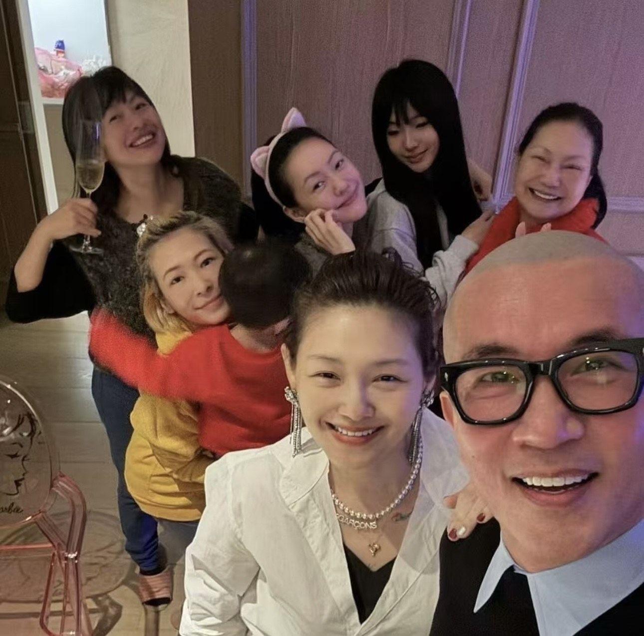大S早前偕具俊曄、家人一起開心迎接2025年。