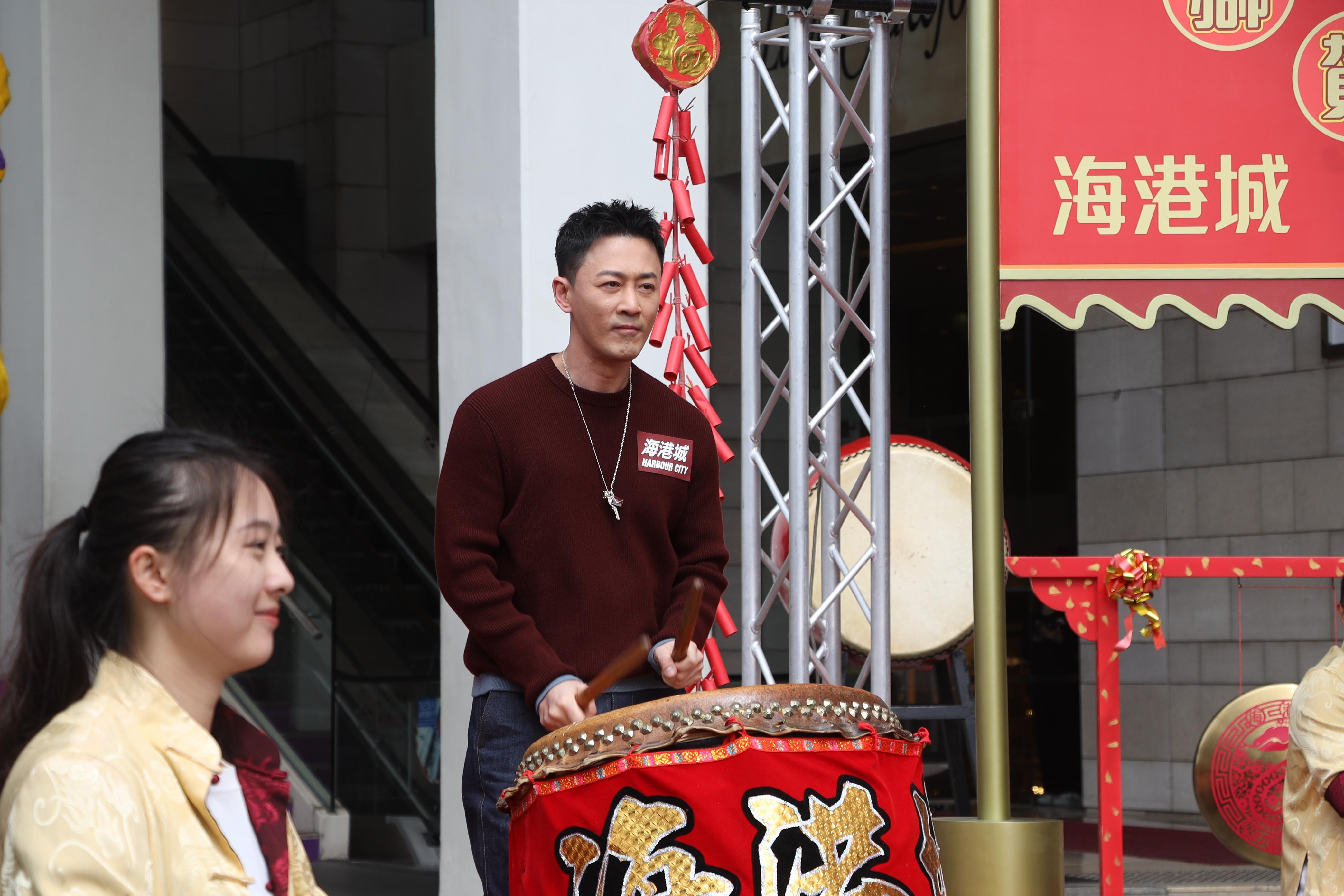 林峯每擊一下鼓,台下fans均以叫聲回應。