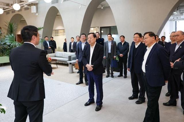 夏寶龍亦到訪深圳一間公司。(港澳辦網站)