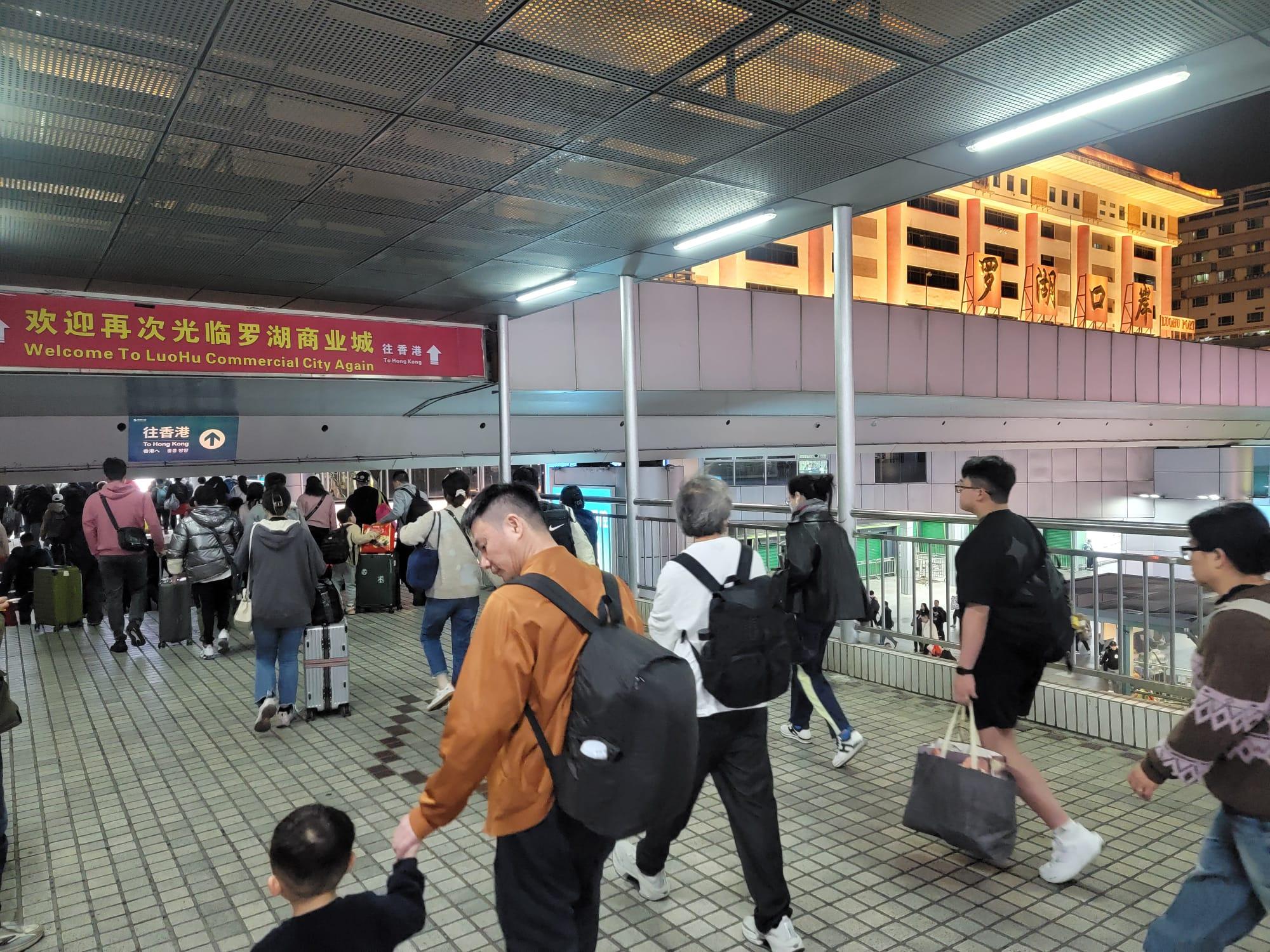 春節假期最後一日迎返港人潮。(鍾式明攝)