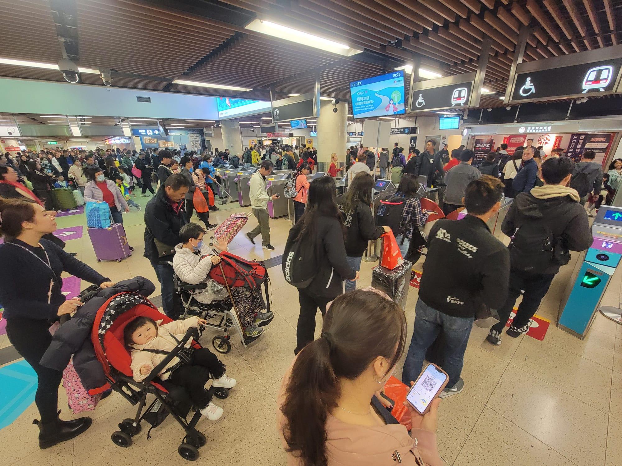 春節假期最後一日迎返港人潮。(鍾式明攝)