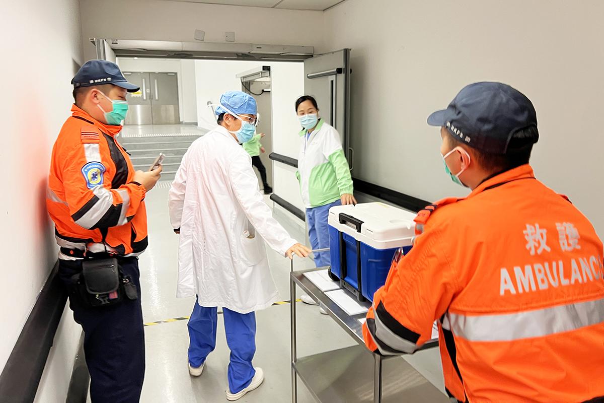 合適的心臟花了兩個多小時,成功從內地運抵香港兒童醫院。(香港兒童醫院提供)