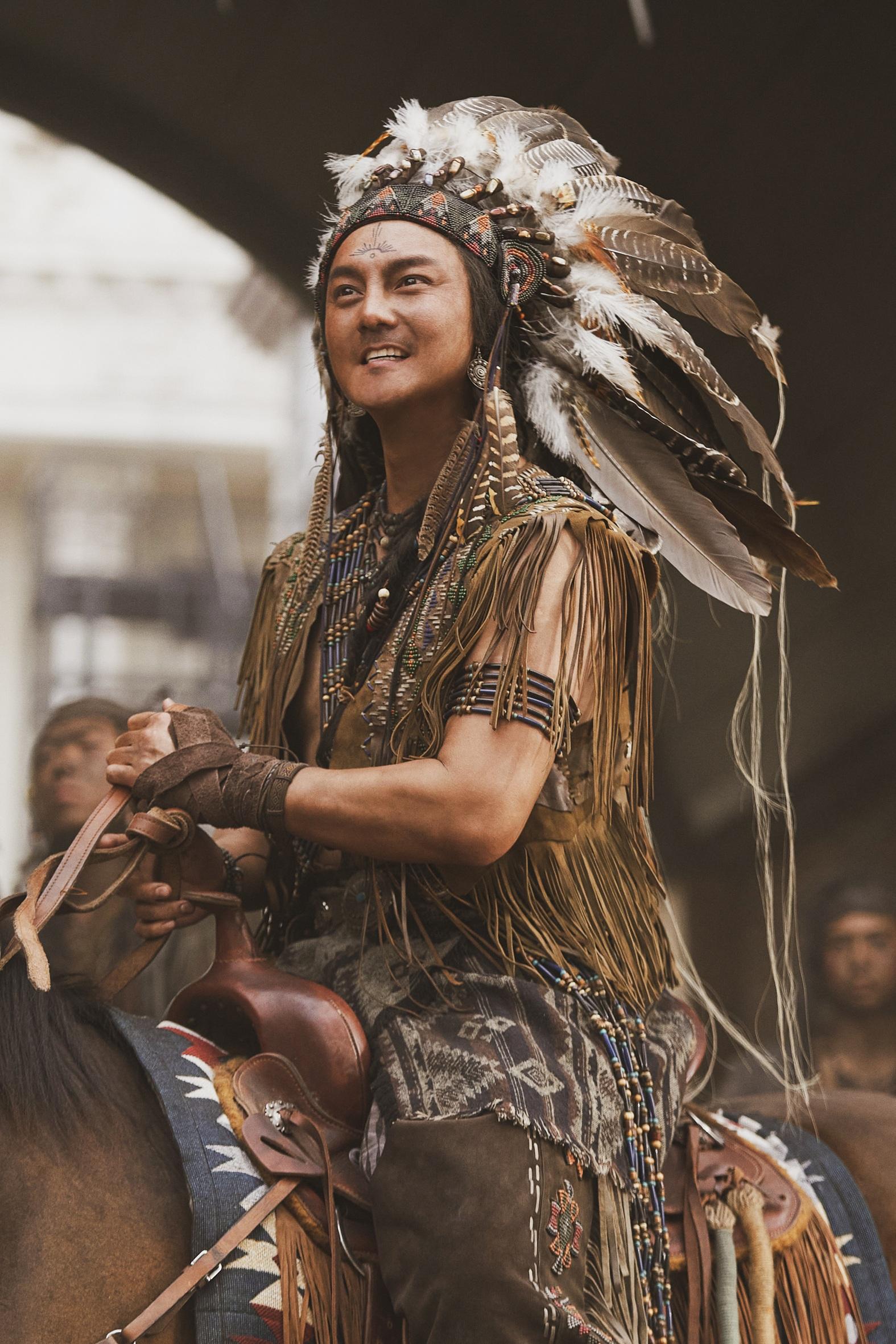 王寶強憑《唐人街探案》系列電影成為首位破二百億票房80後男演員。