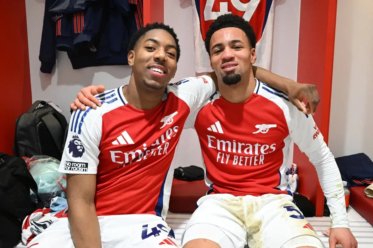 維士史基拿(Myles Lewis-Skelly)與溫拿尼號碼加埋大過100。