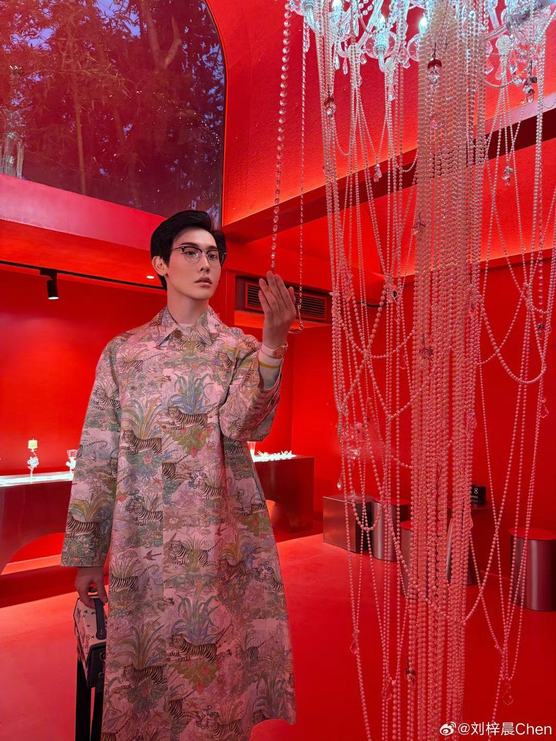 「蛇精男」劉梓晨最近又再成為網民焦點。