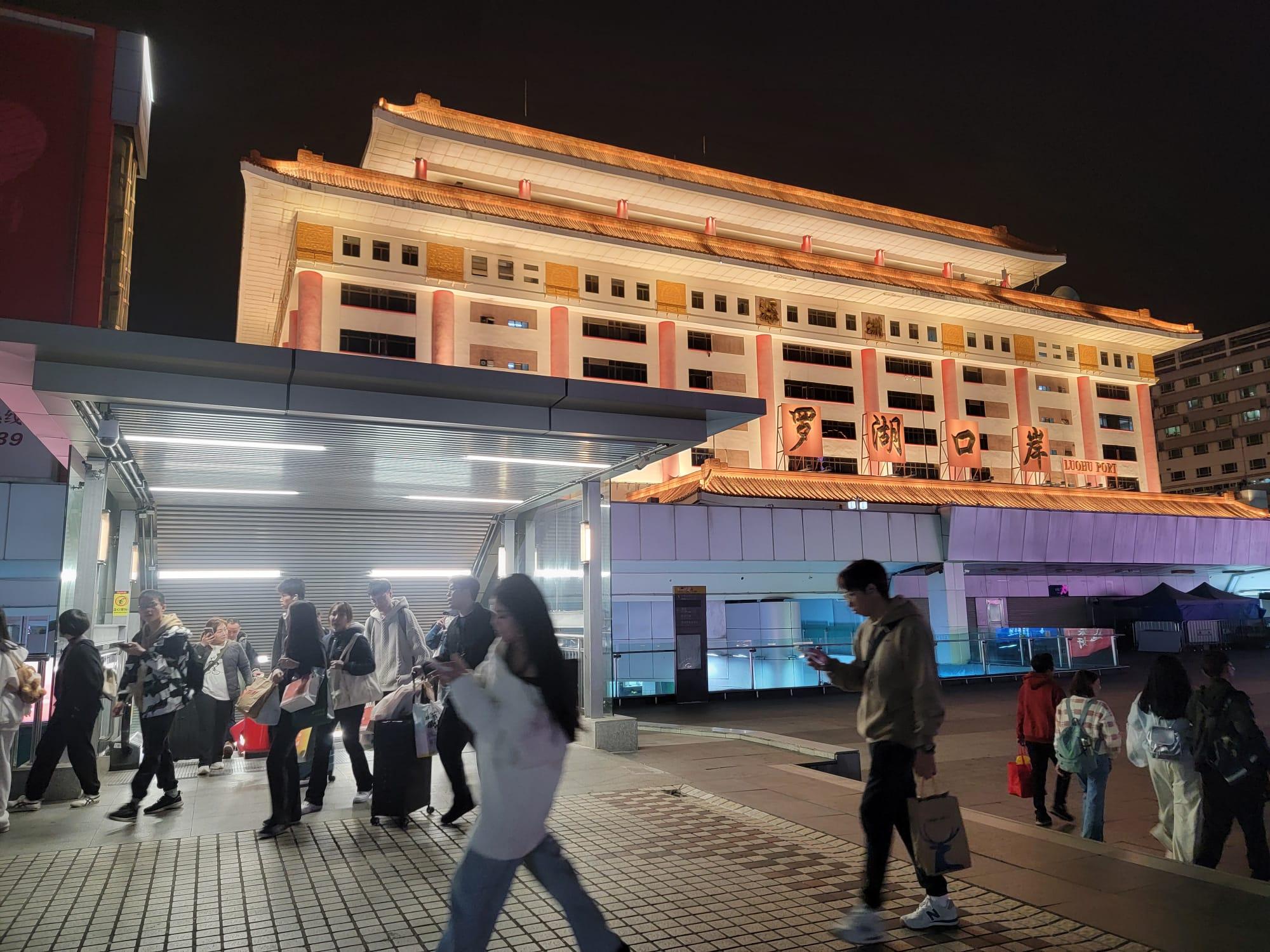 春節假期最後一日迎返港人潮。(鍾式明攝)