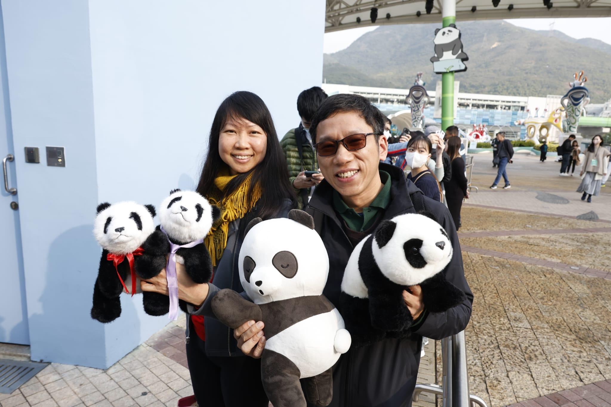 排頭位的岑先生早上6時已在園外等候。(林俊源攝)