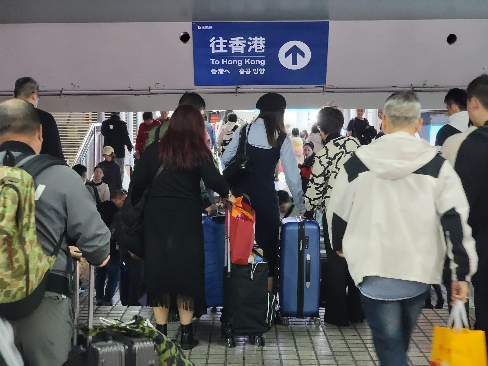 春節假期最後一日迎返港人潮。(鍾式明攝)