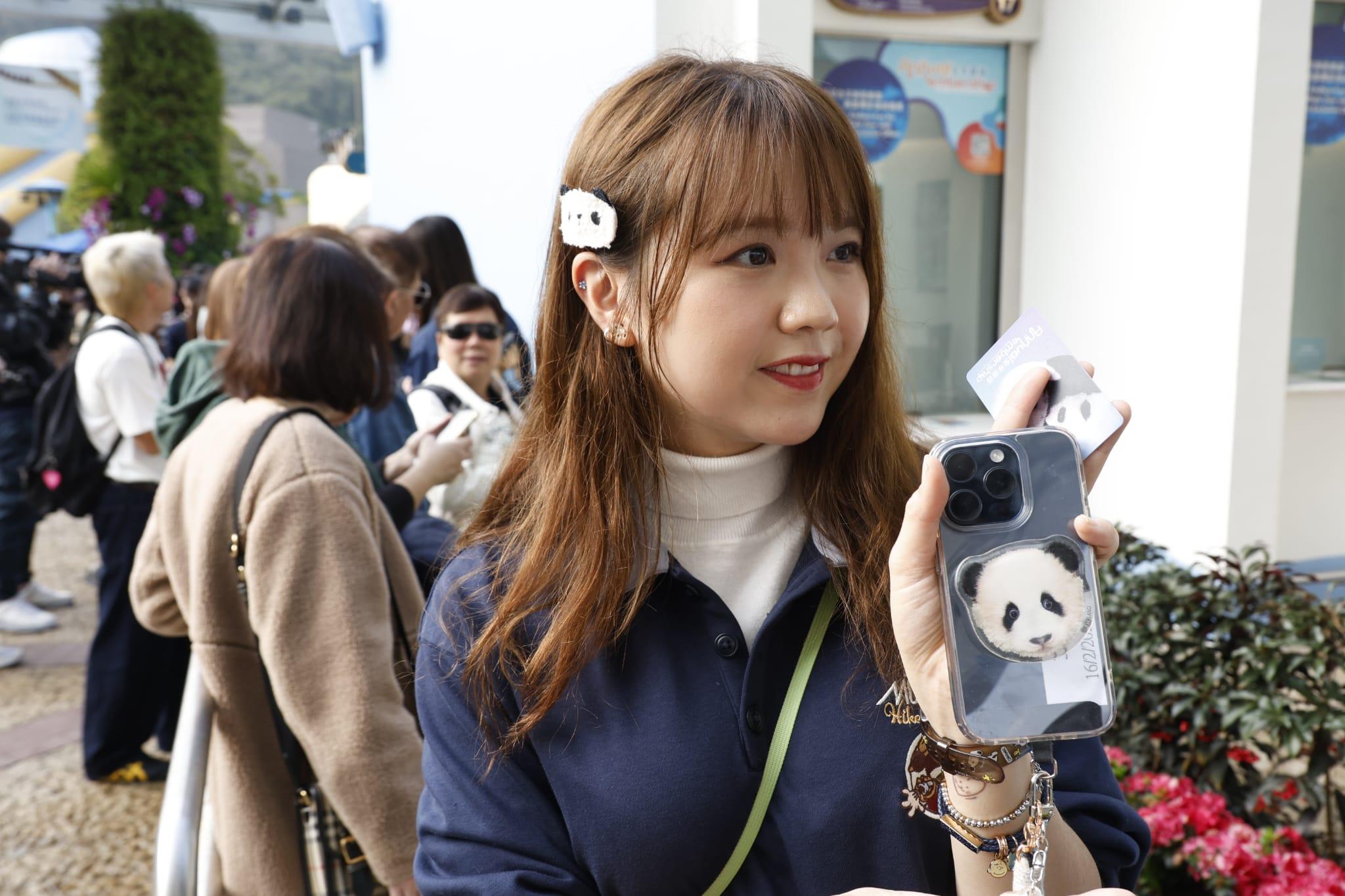 觀眾帶同相關紀念品入場。(林俊源攝)