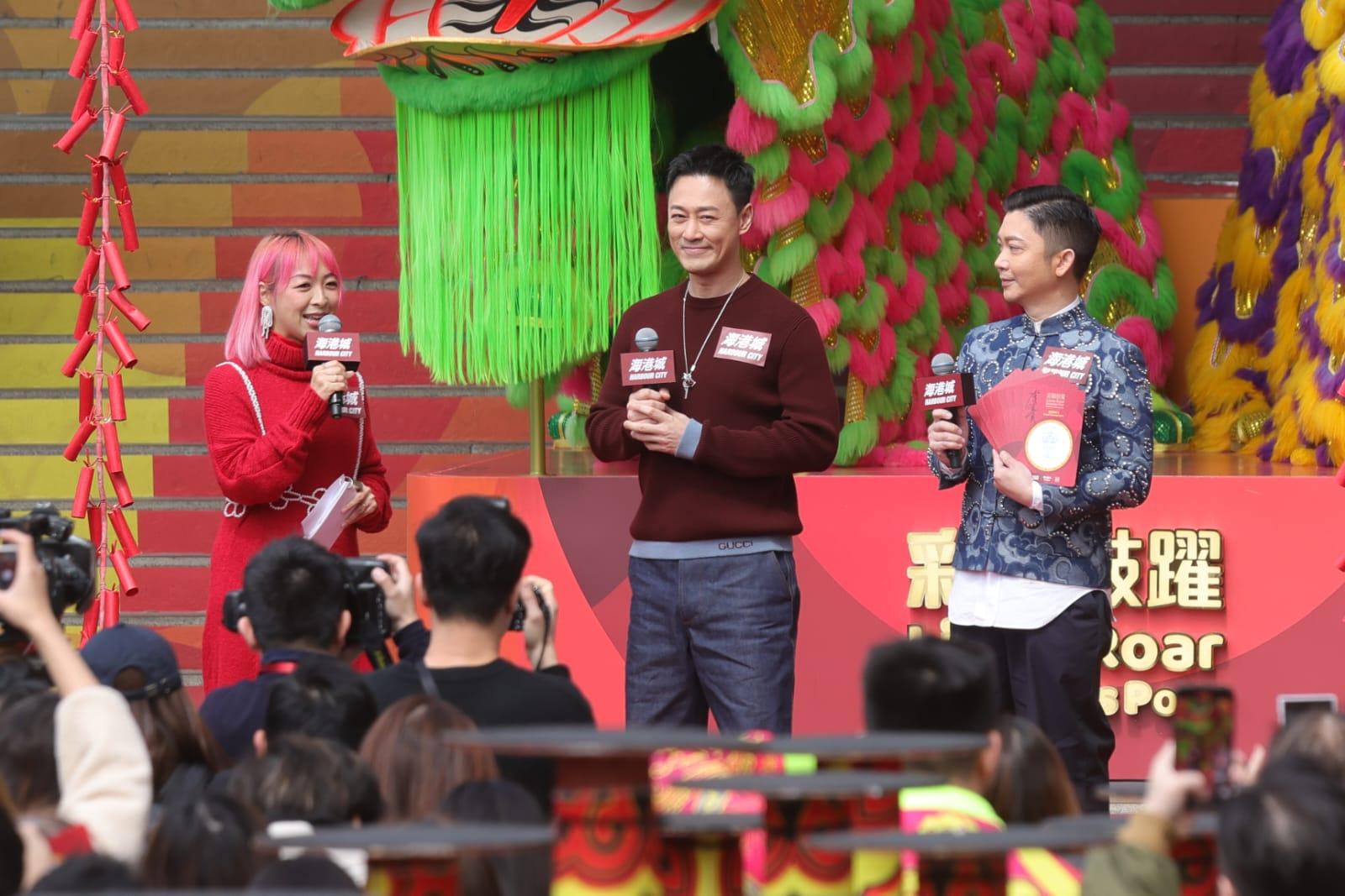 林峯與司儀朱薰分享新年願望及工作近況。