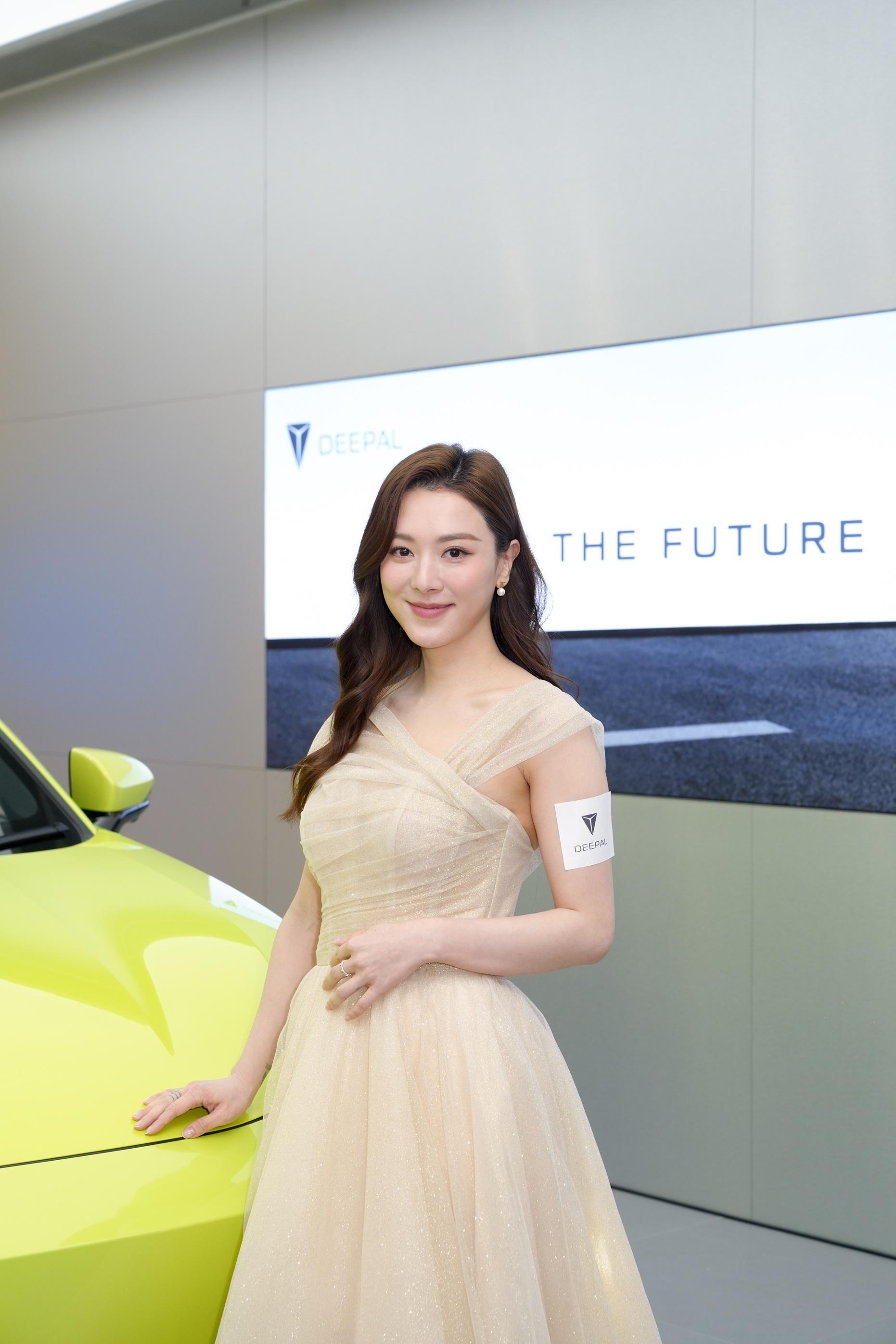 Venus享受開車給她自由自在的感覺。