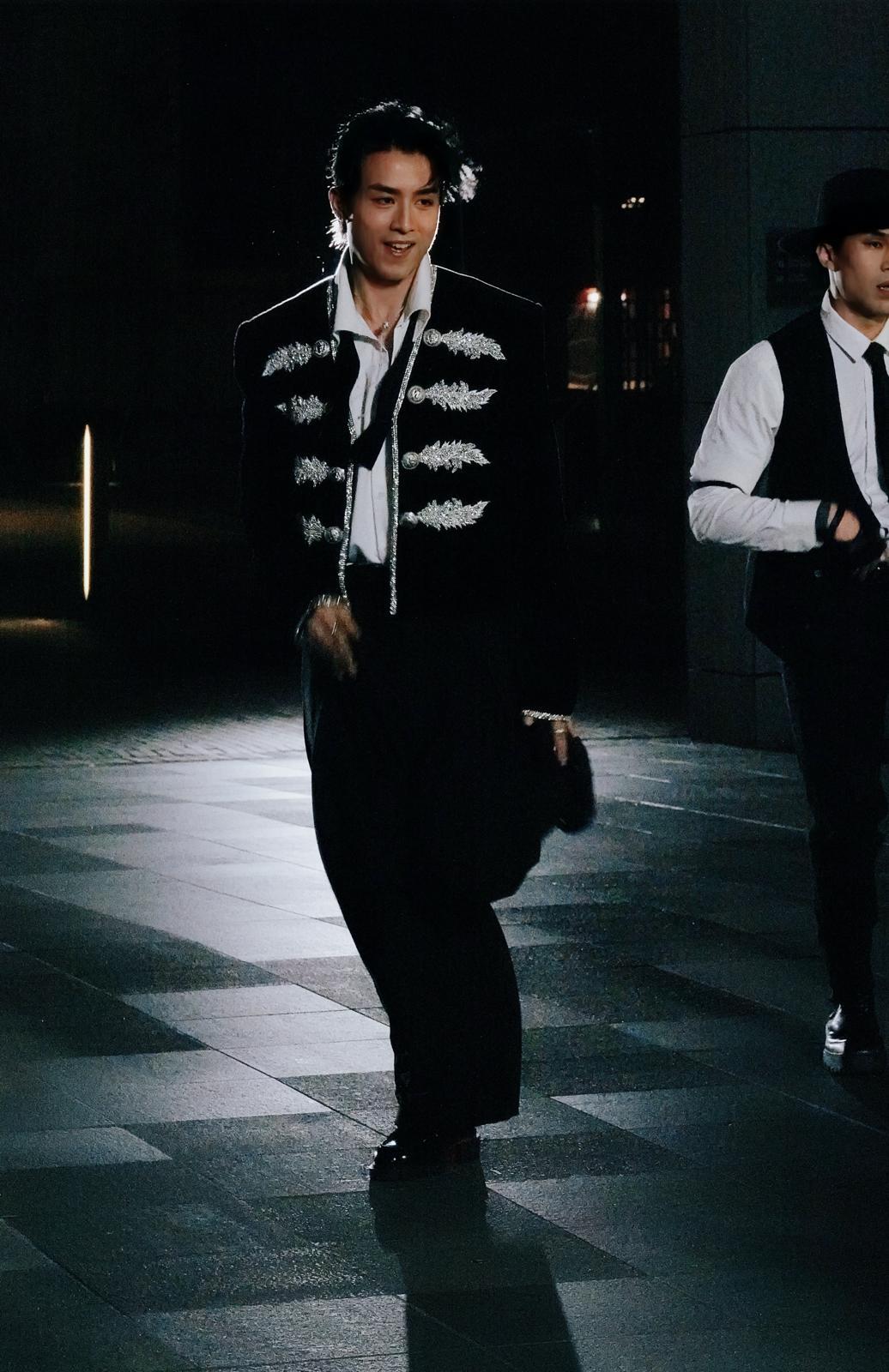 AK西裝骨骨拍新歌《Love Is On The Way》MV。