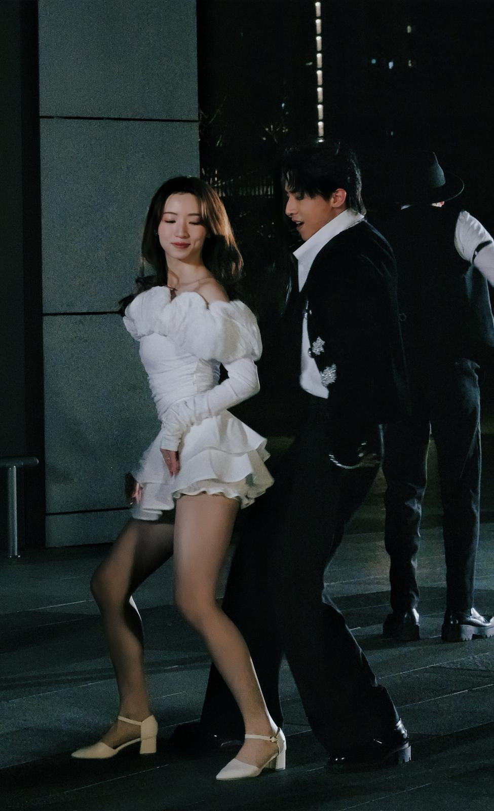 AK在新歌《Love Is On The Way》MV化身情歌王子,與女主角大跳火辣雙人舞。