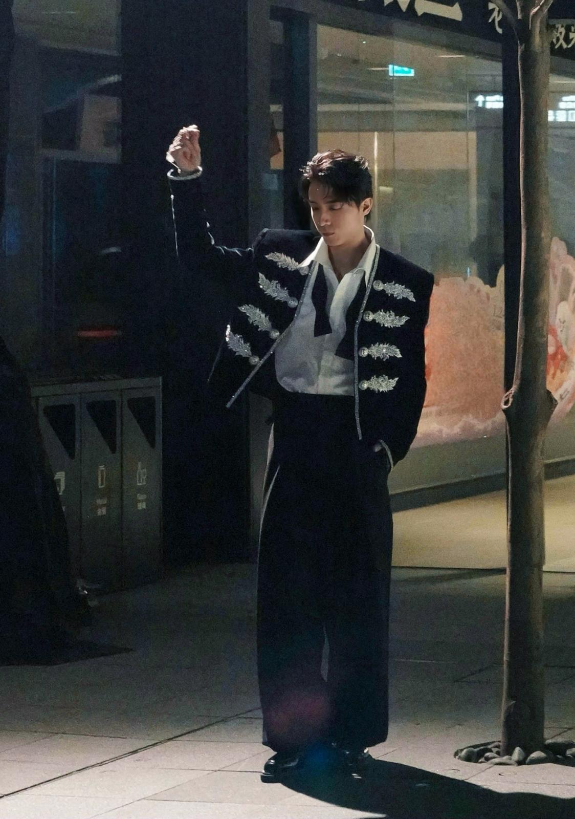 AK在新歌《Love Is On The Way》MV化身chok爆情歌王子。