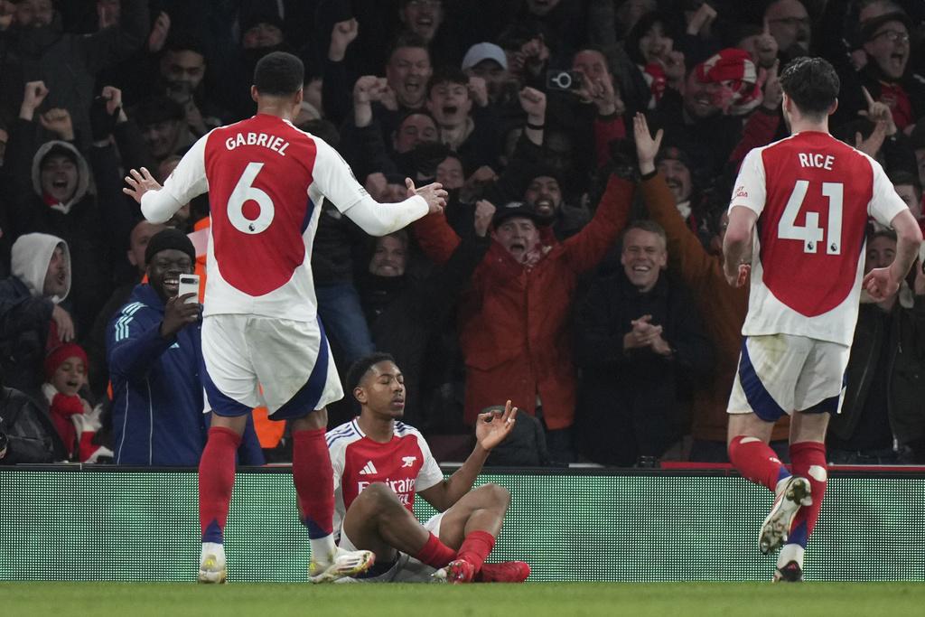 維士史基拿(Myles Lewis-Skelly)入球後模仿夏蘭特的「冥想」慶祝動作。