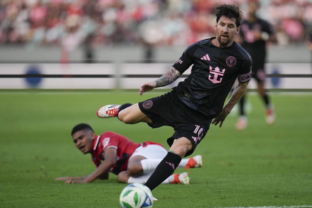 全球運動員收入排行榜2024,美斯(Lionel Messi)收入為1.35億美元列第4。