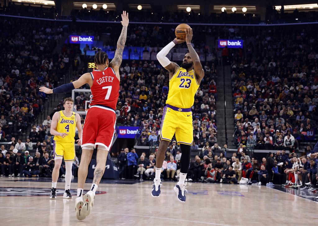 湖人在打吡戰122:97擊敗快艇。(美聯社)