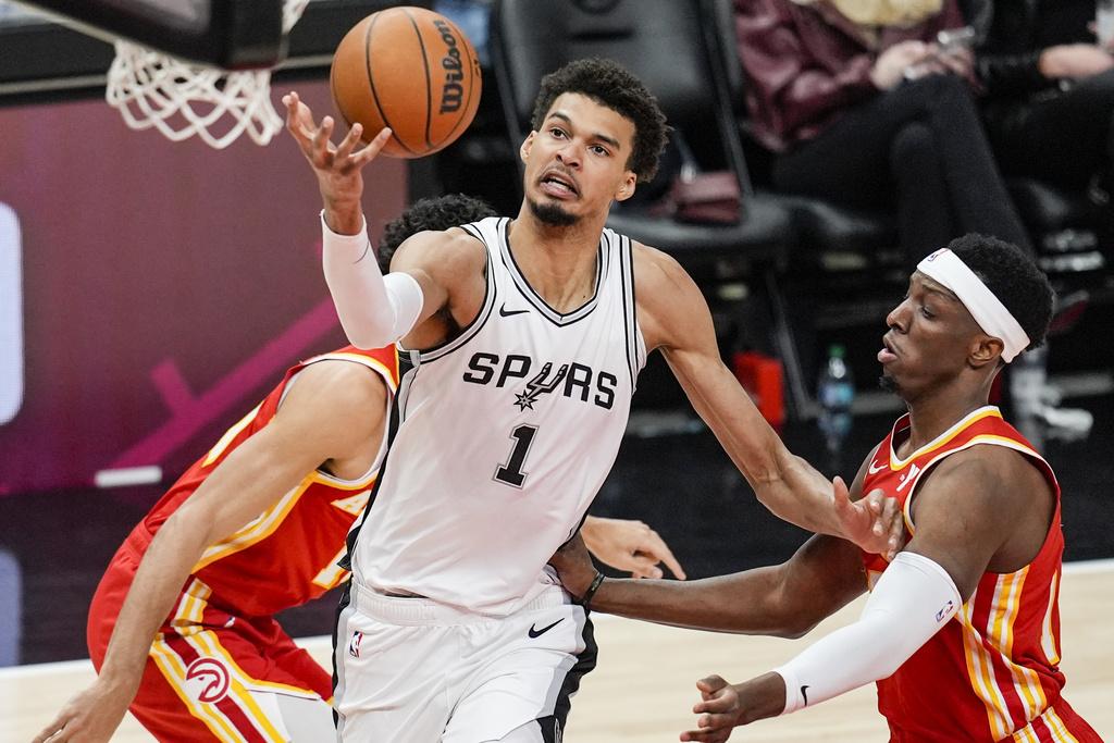 馬刺126:125擊敗鷹隊。(美聯社)