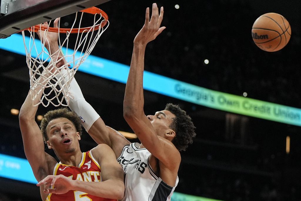 馬刺126:125擊敗鷹隊。(美聯社)