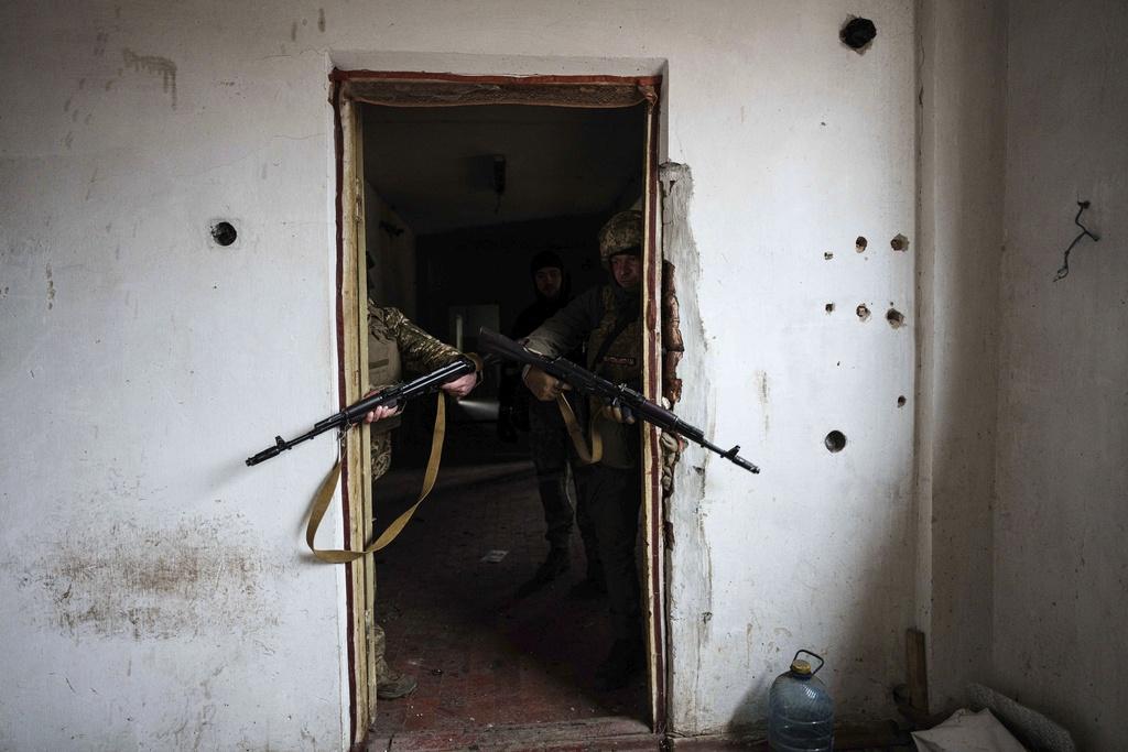 烏克蘭大部分資源位於工業地帶的烏東頓巴斯,但該地區大部分已落入俄羅斯手中。圖為烏軍上月在該區頓湼茨克前線附近受訓。(資料圖片)