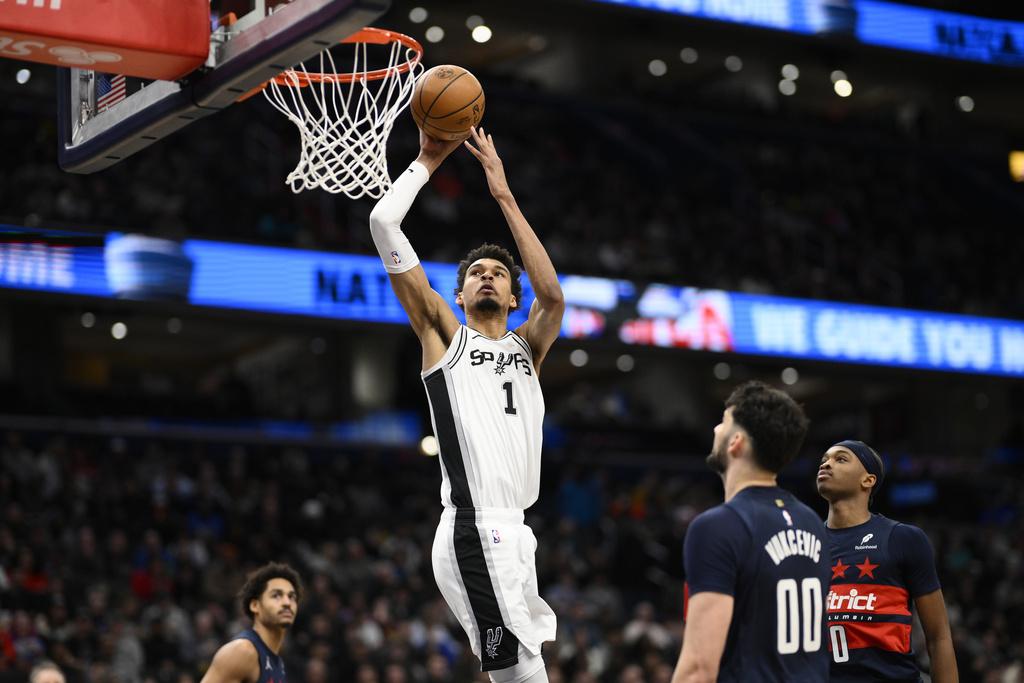 雲班耶馬(Wembanyama)今季場均24.3分及11個籃板,加上3.8次封阻。