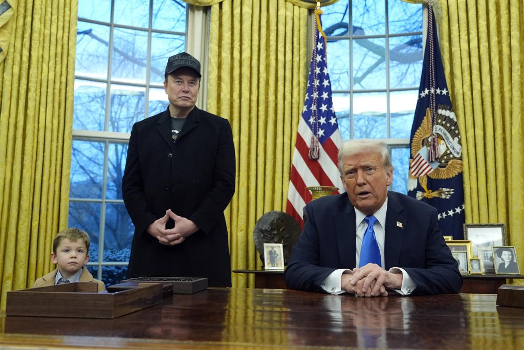 特朗普簽署行政命令,要求美國聯邦政府配合馬斯克(左)的裁員計劃。(AP)