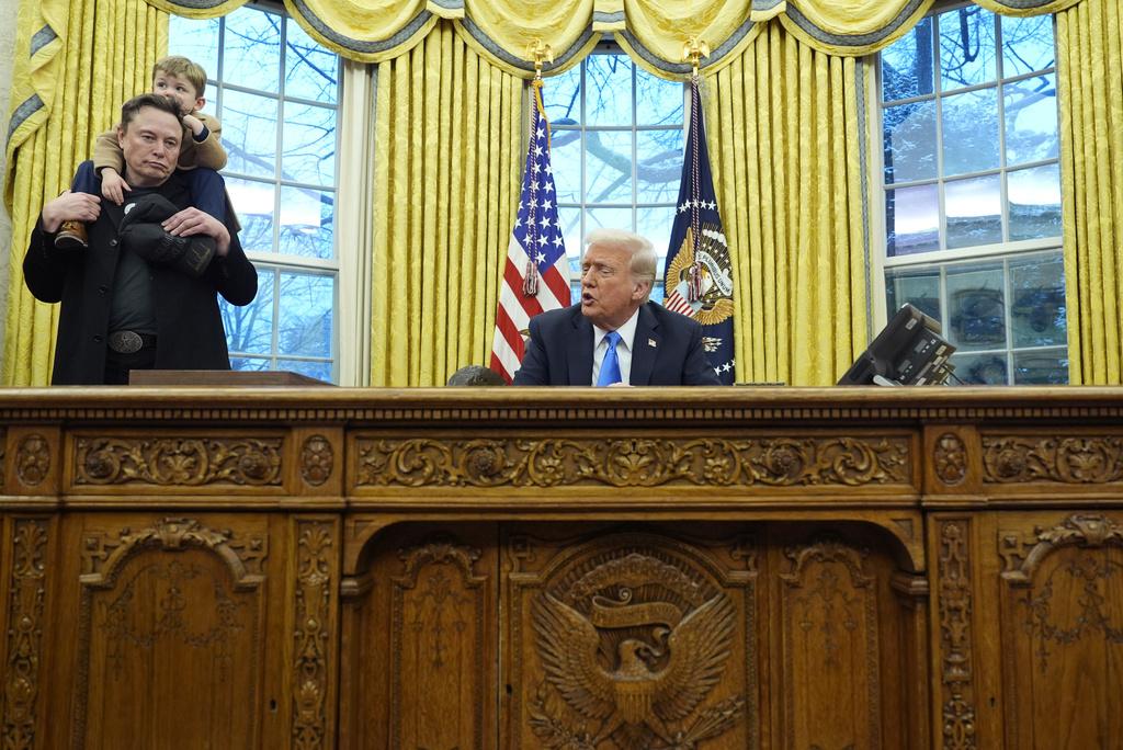 特朗普簽署行政命令,要求美國聯邦政府配合馬斯克(左)的裁員計劃。(AP)