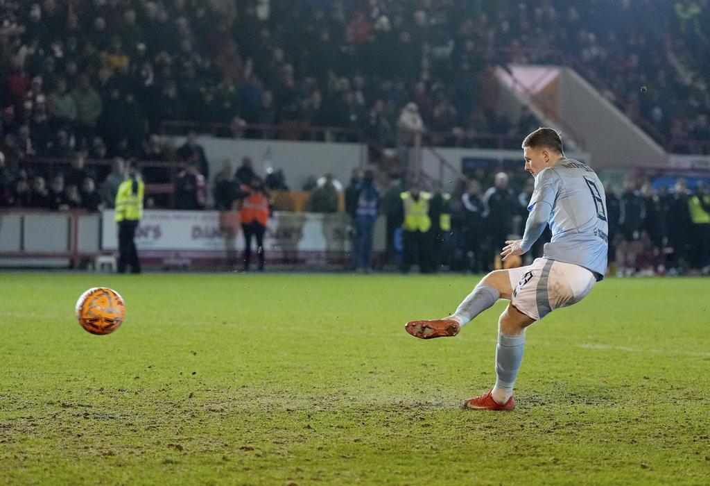 艾利諾安達臣射入,令諾定咸森林在互射12碼階段領前。(美聯社)