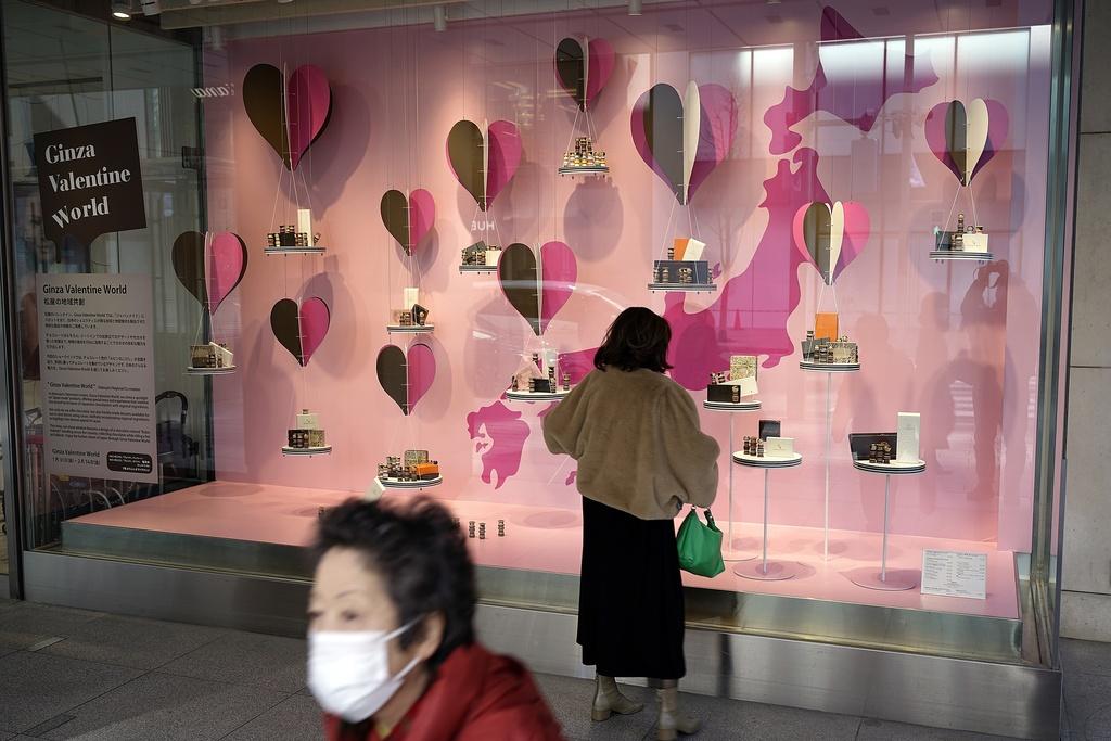 圖為東京百貨公司的情人節橱窗裝飾。(美聯社)