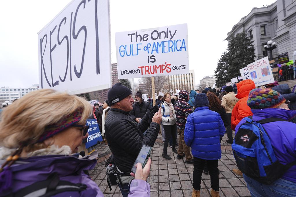 周一是「總統日」,丹佛民眾聚集在州議會大樓外示威,抗議特朗普政府及DOGE,有民眾不滿特朗普把墨西哥灣改名為美國灣。(美聯社)