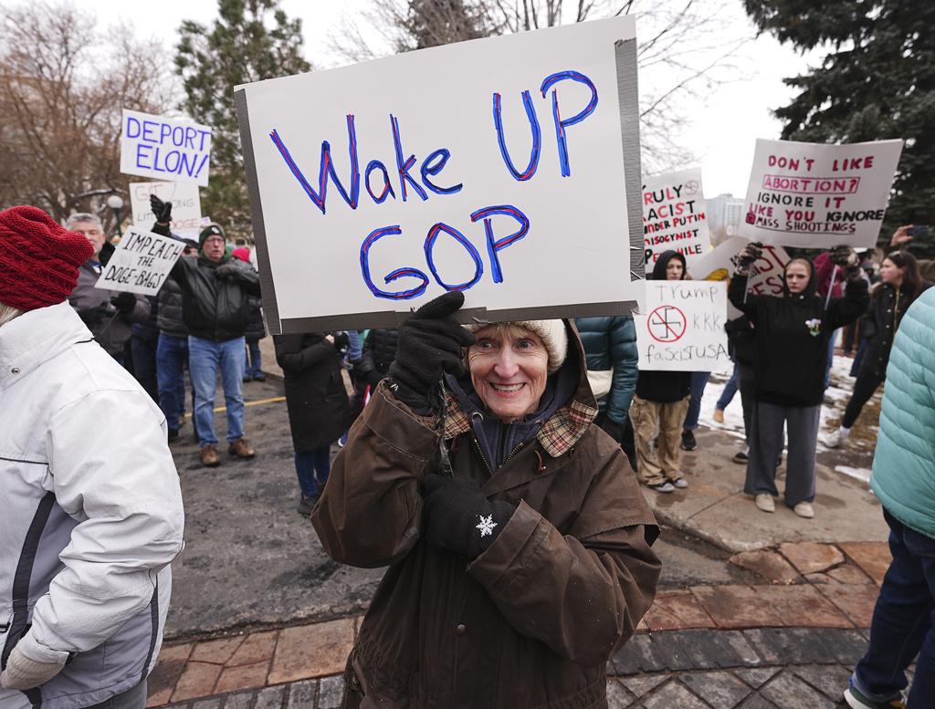周一是「總統日」,丹佛民眾聚集在州議會大樓外示威,對DOGE表達不滿,有民眾要求共和黨「醒醒」。(美聯社)