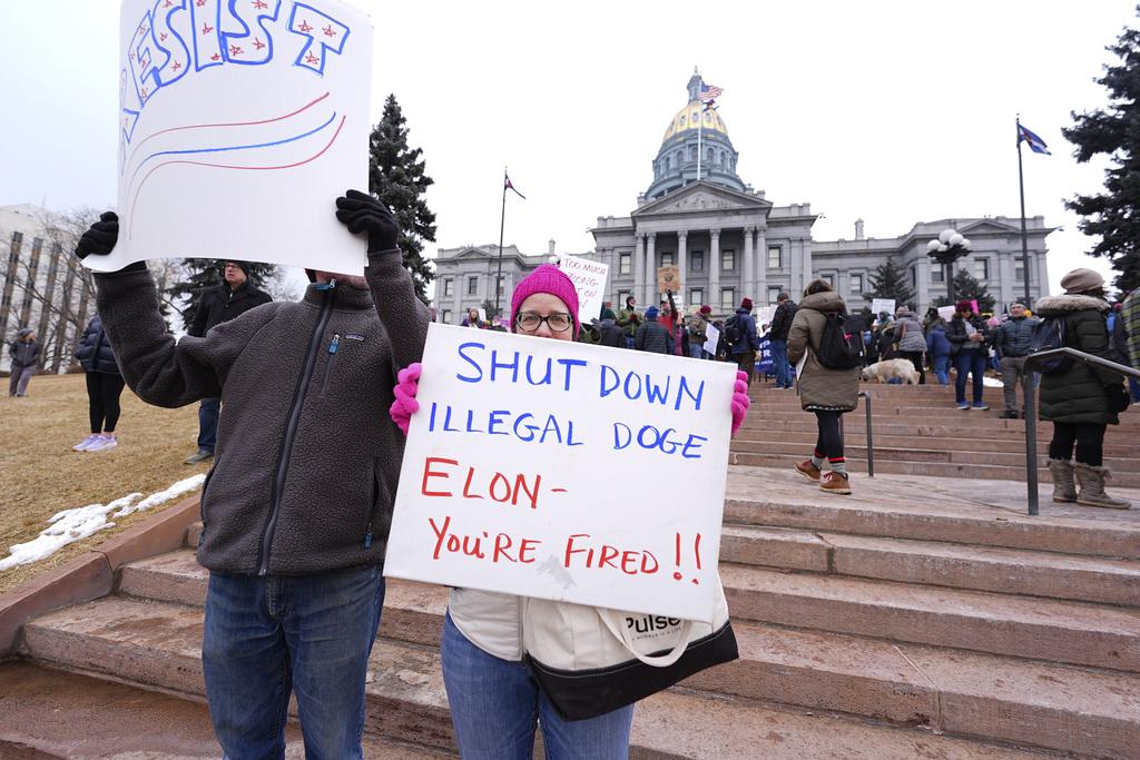 周一是「總統日」,丹佛民眾聚集在州議會大樓外示威,對DOGE表達不滿,有民眾要求把馬克斯炒魷,並關閉DOGE。(美聯社)